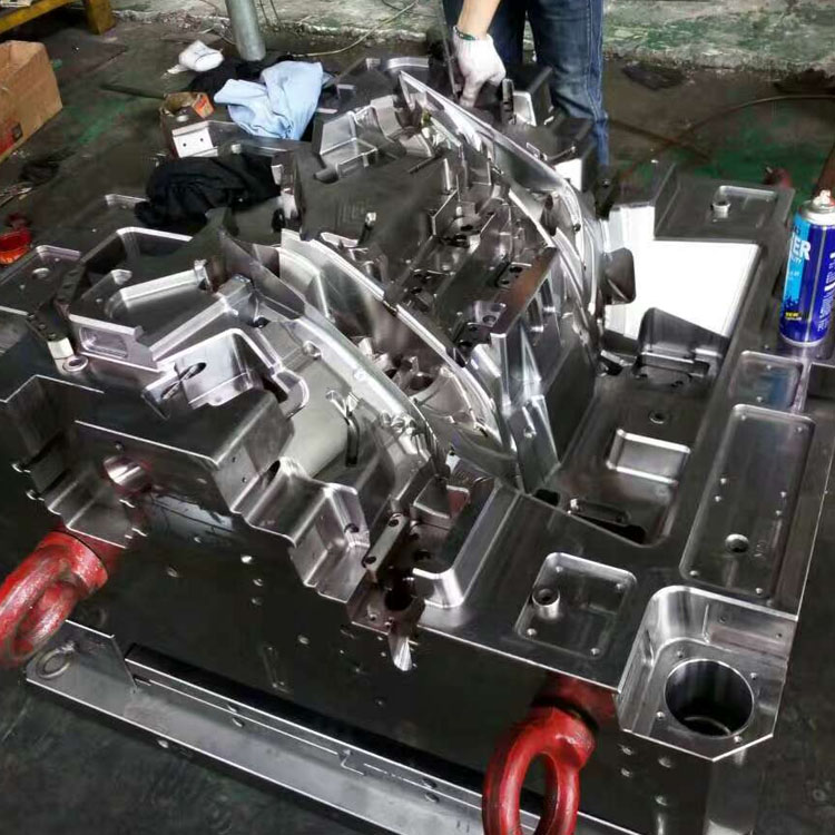 La importancia del mecanizado de descarga eléctrica (EDM) para moldes de inyección