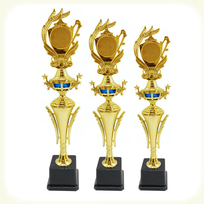 Moldeo de piezas de trofeo de plástico.